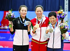 Fu Yu, ao centro, conquistou a segunda medalha de ouro para Portugal 