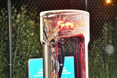Tesla Model S incendiou-se enquanto carregava bateria