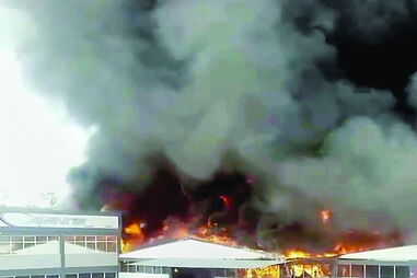 As chamas consumiram toda a parte fabril e os prejuízos são elevados