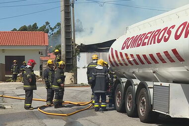 Incêndio destrói armazém de lenha em Santa Maria da Feira