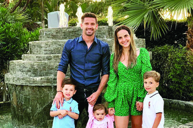 Adrien Silva descansa com a família no Algarve