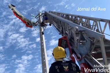 Parapente embate contra cabo elétrico em Santo Tirso