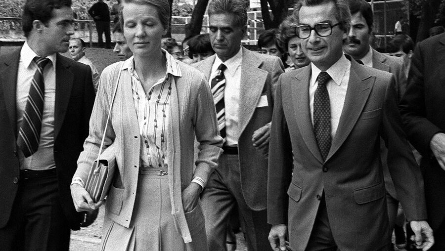 Snu Abecassis e Francisco Sá Carneiro dirigem-se para a Assembleia de voto rodeados por jornalistas 05/10/1980 