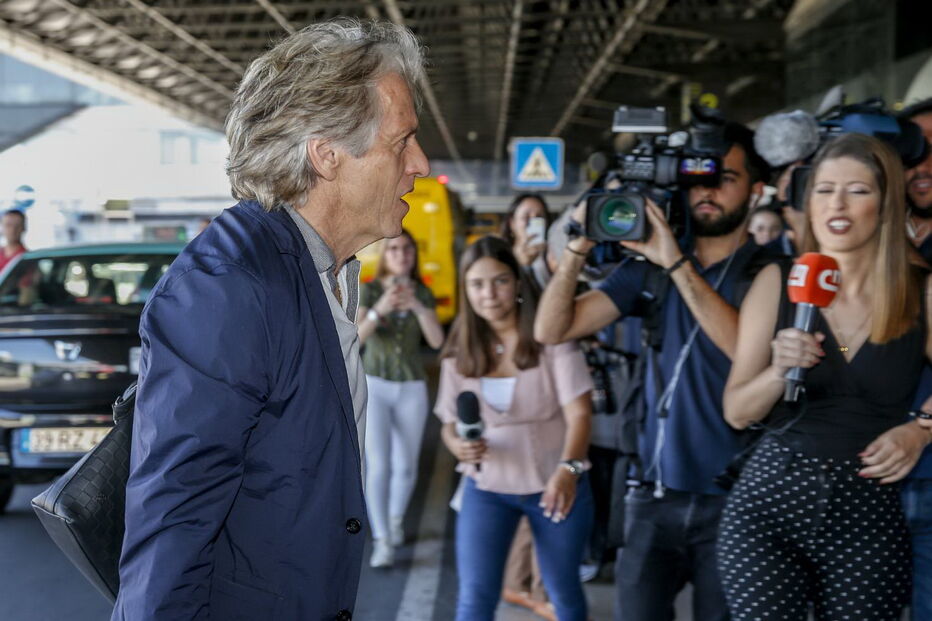 Jorge Jesus no aeroporto de Lisboa rumo a Madrid, onde vai falar com o presidente do Flamengo, Rodolfo Landim 