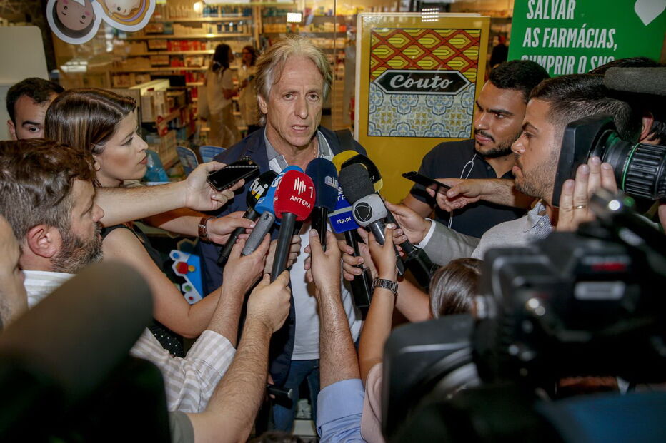 Jorge Jesus no aeroporto de Lisboa rumo a Madrid, onde vai falar com o presidente do Flamengo, Rodolfo Landim 