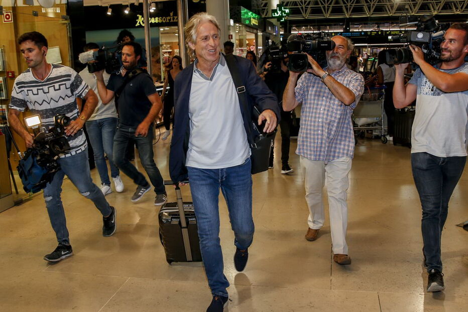 Jorge Jesus no aeroporto de Lisboa rumo a Madrid, onde vai falar com o presidente do Flamengo, Rodolfo Landim 