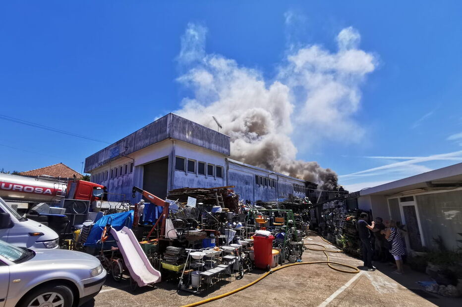 Bombeiros combatem incêndio que lavra em oficina de Santa Maria da Feira