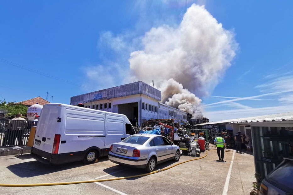 Bombeiros combatem incêndio que lavra em oficina de Santa Maria da Feira