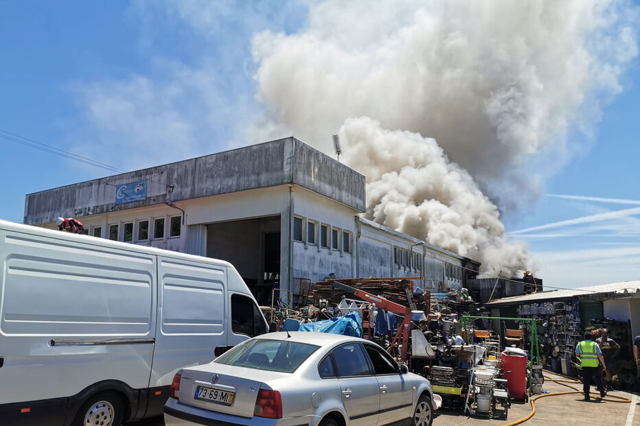 Bombeiros combatem incêndio que lavra em oficina de Santa Maria da Feira