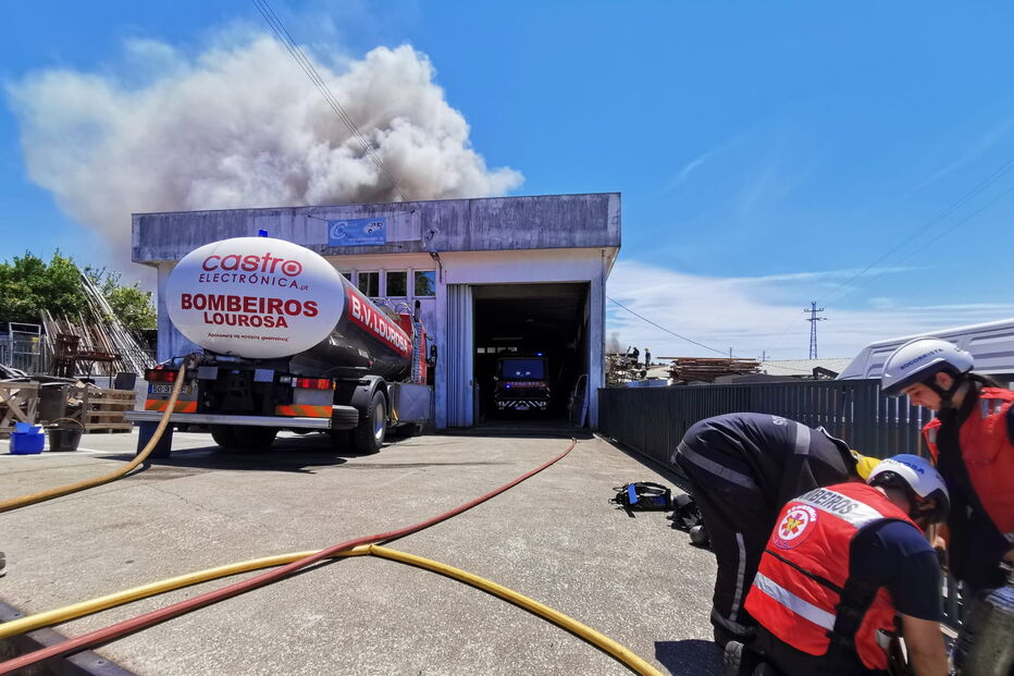 Bombeiros combatem incêndio que lavra em oficina de Santa Maria da Feira	