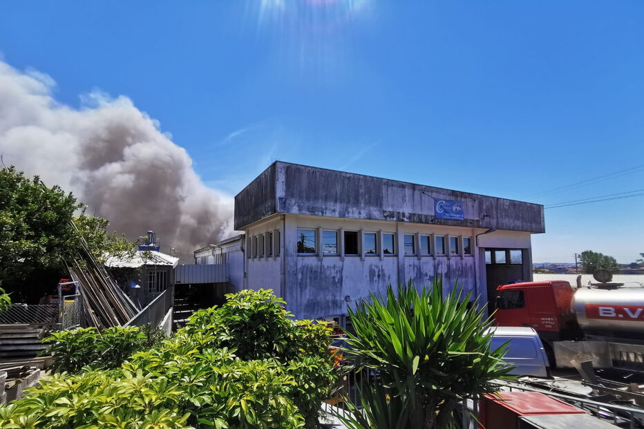 Bombeiros combatem incêndio que lavra em oficina de Santa Maria da Feira	