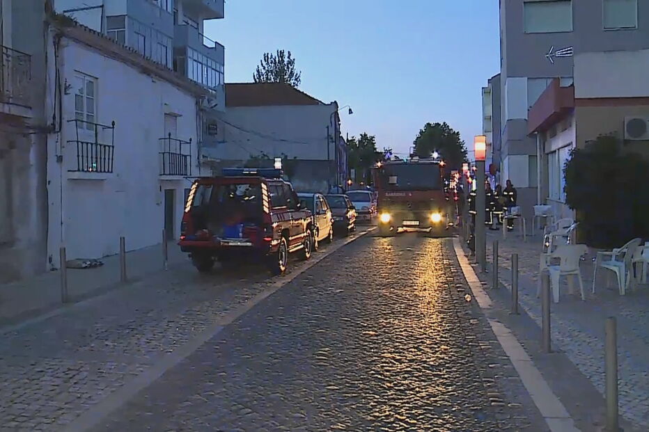 Incêndio em prédio na Moita 