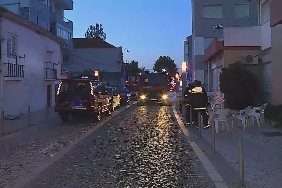 Incêndio em prédio na Moita 