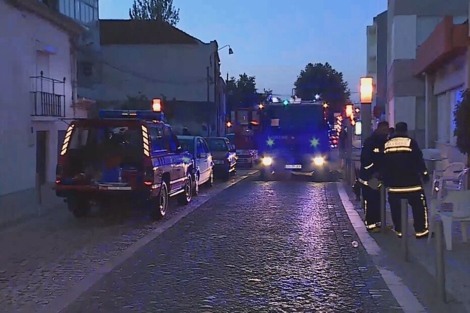 Incêndio em prédio na Moita 