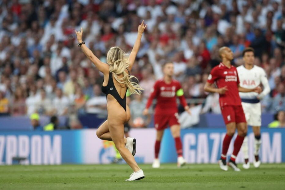 Adepta invade relvado na final da Liga dos Campeões em trajes menores