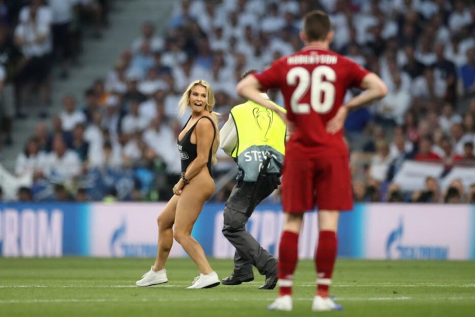 Adepta invade relvado na final da Liga dos Campeões em trajes menores