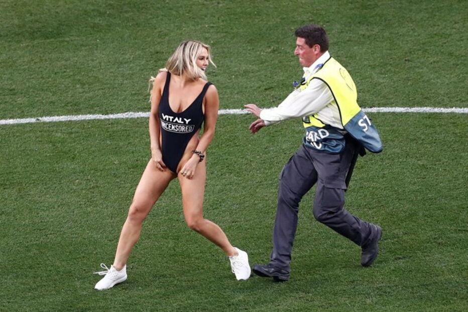 Adepta invade relvado na final da Liga dos Campeões em trajes menores