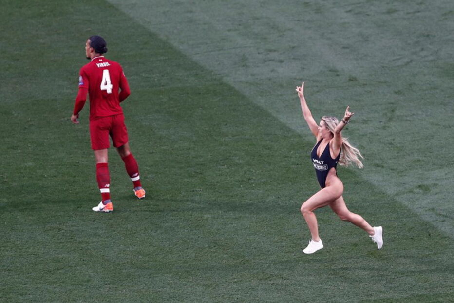 Adepta invade relvado na final da Liga dos Campeões em trajes menores