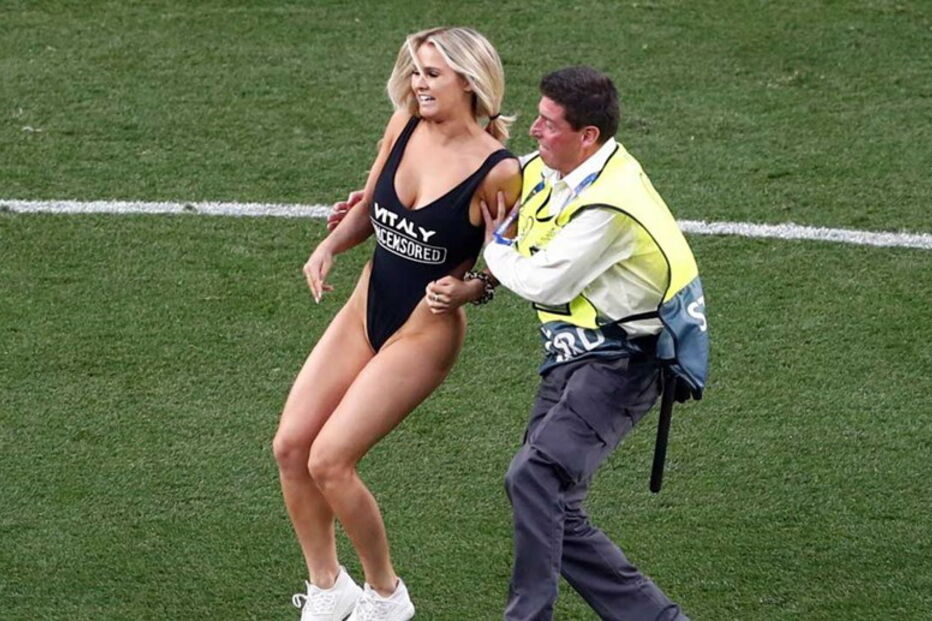 Adepta invade relvado na final da Liga dos Campeões em trajes menores