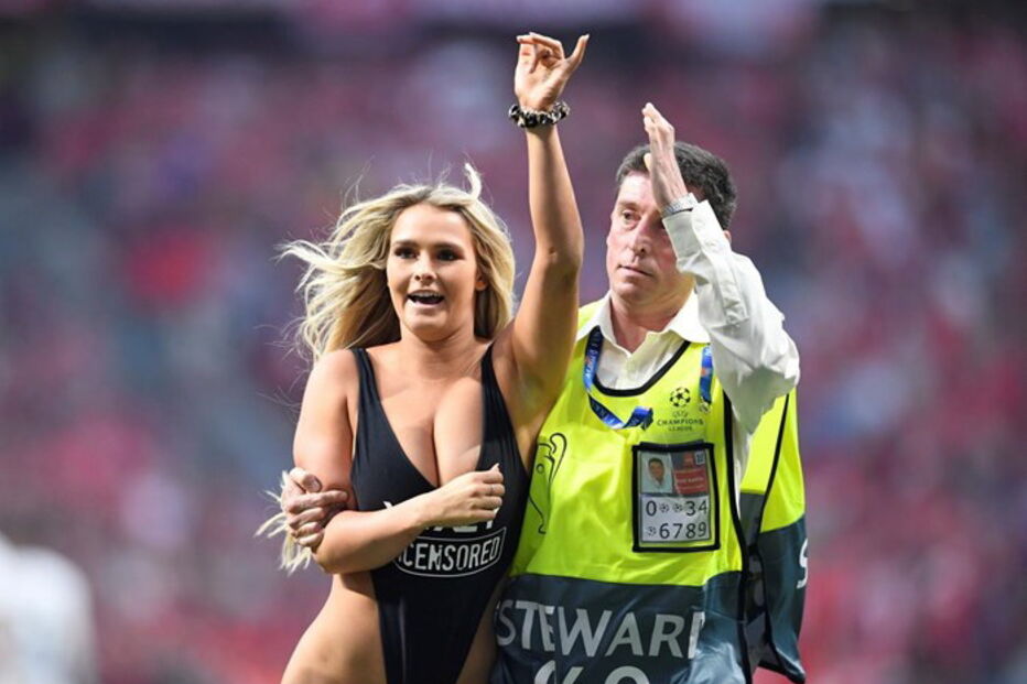 Adepta invade relvado na final da Liga dos Campeões em trajes menores