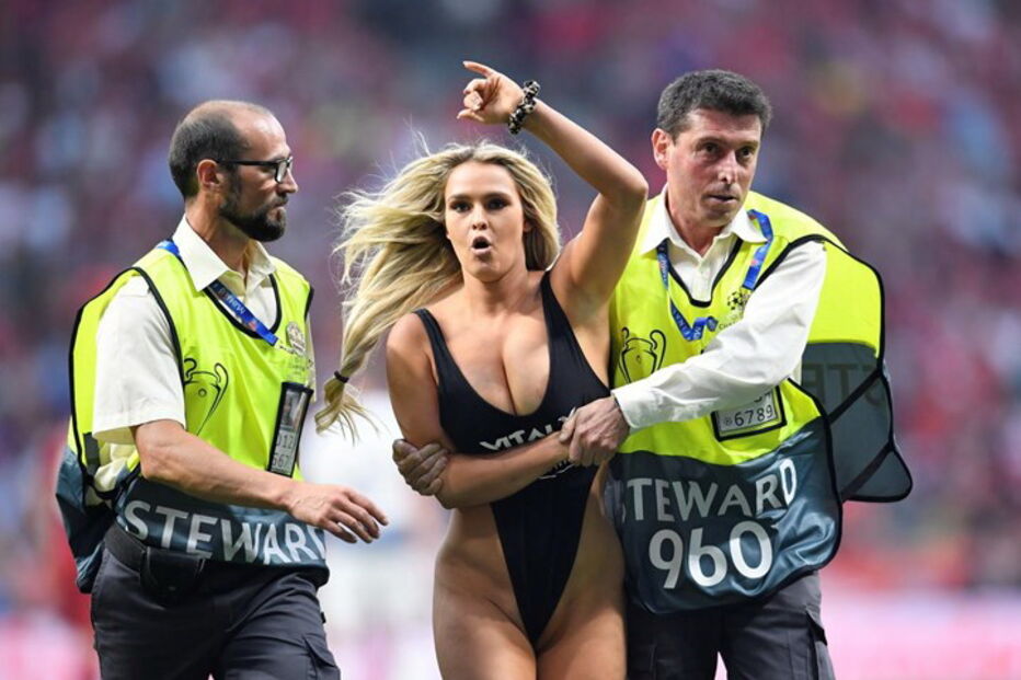 Adepta invade relvado na final da Liga dos Campeões em trajes menores