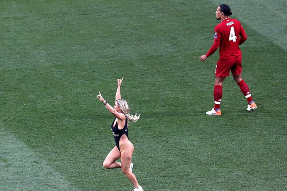 Adepta invade relvado na final da Liga dos Campeões em trajes menores