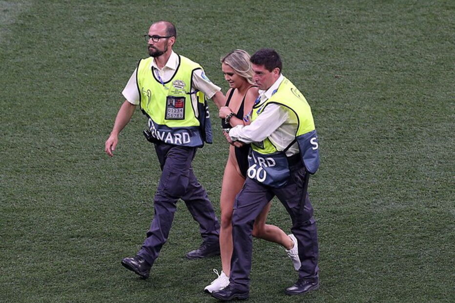 Adepta invade relvado na final da Liga dos Campeões em trajes menores