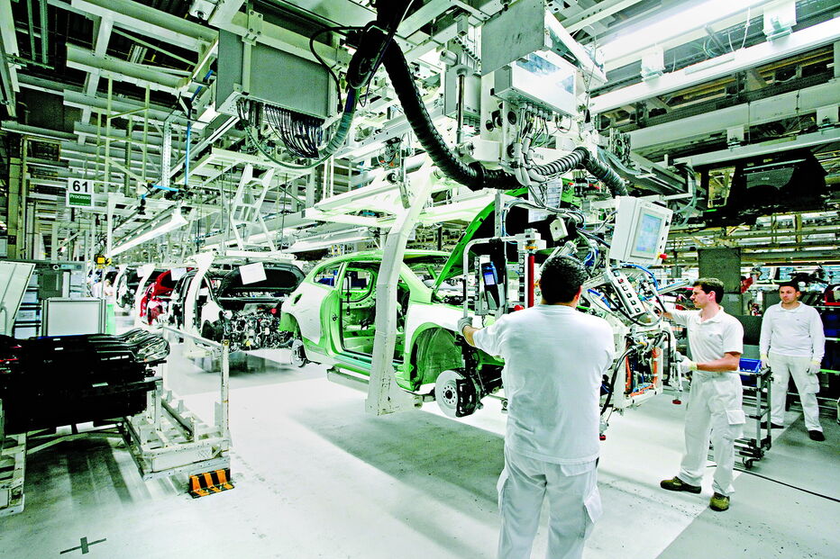 Fábricas nacionais de automóveis explicam peso elevado da importação de peças e componentes registado durante o ano passado  