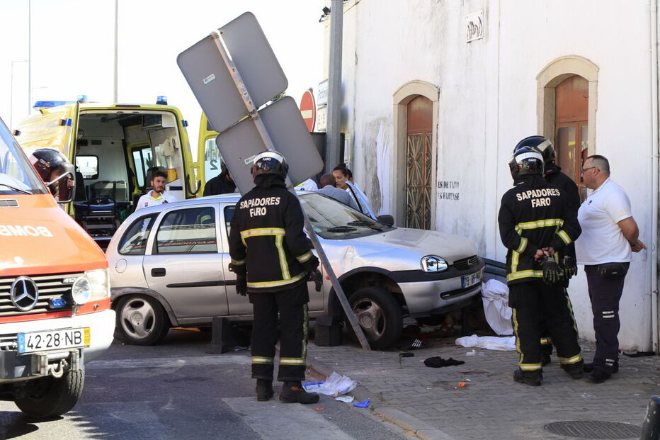 Opel Corsa investiu, desgovernado, contra o banco onde estavam as duas vítimas. Firmino Chaparro, de 70 anos, morreu, e o amigo, de 83, ficou ferido 