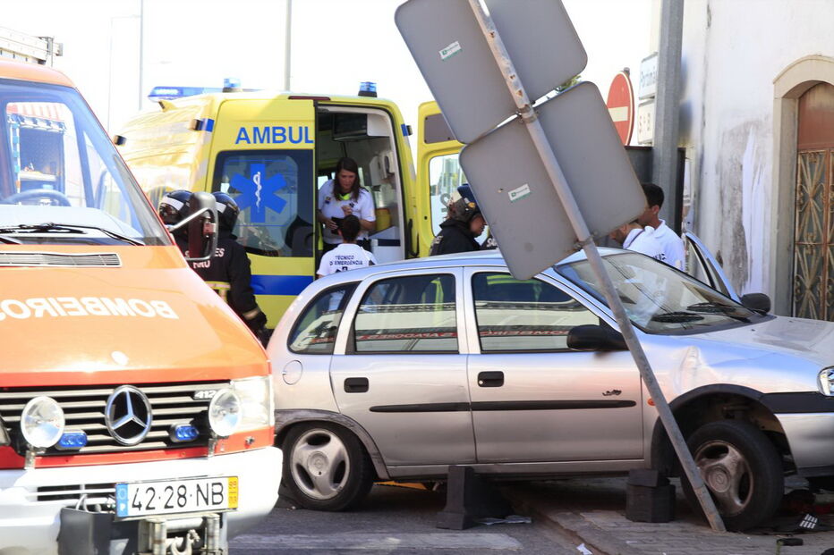 Opel Corsa investiu, desgovernado, contra o banco onde estavam as duas vítimas. Firmino Chaparro, de 70 anos, morreu, e o amigo, de 83, ficou ferido 