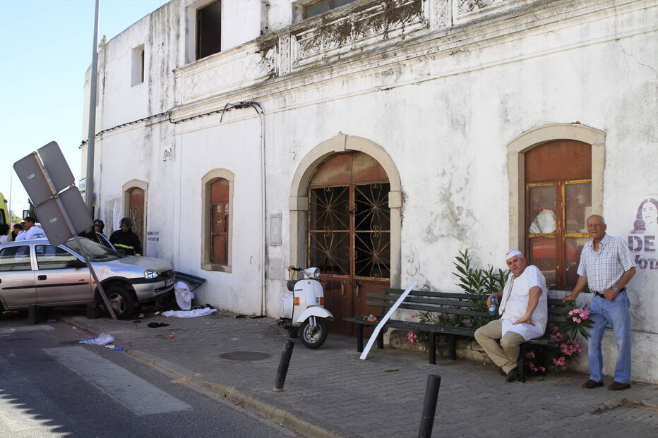 Opel Corsa investiu, desgovernado, contra o banco onde estavam as duas vítimas. Firmino Chaparro, de 70 anos, morreu, e o amigo, de 83, ficou ferido 