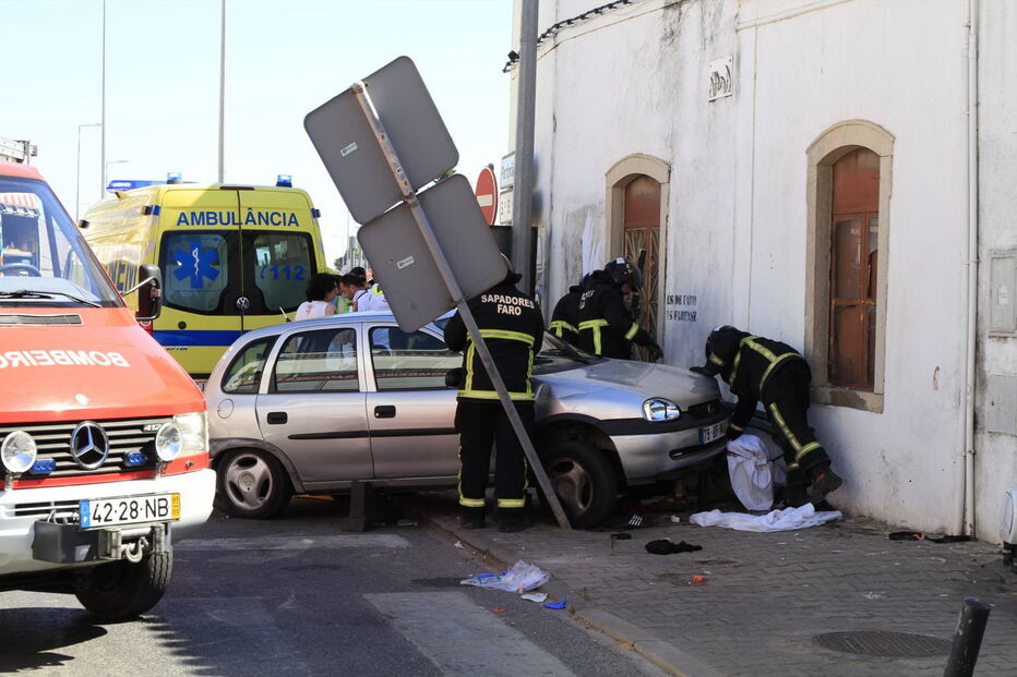 Opel Corsa investiu, desgovernado, contra o banco onde estavam as duas vítimas. Firmino Chaparro, de 70 anos, morreu, e o amigo, de 83, ficou ferido 