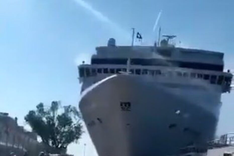 Navio de Cruzeiro da MSC descontrolado derruba embarcação e vai contra cais de Veneza