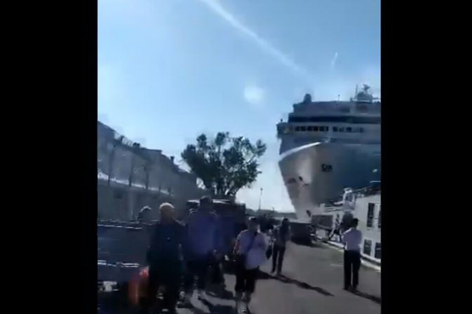 Navio de Cruzeiro da MSC descontrolado derruba embarcação e vai contra cais de Veneza