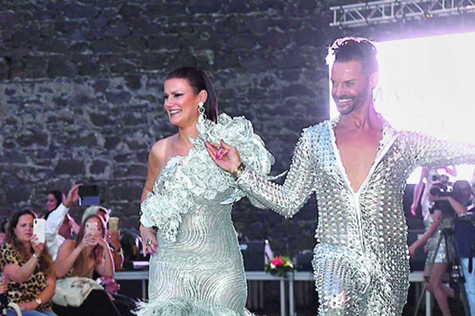 Elma brilha em desfile