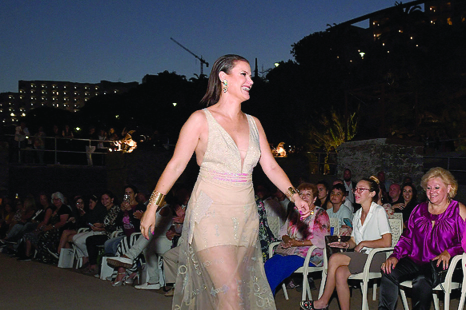 Elma brilha em desfile