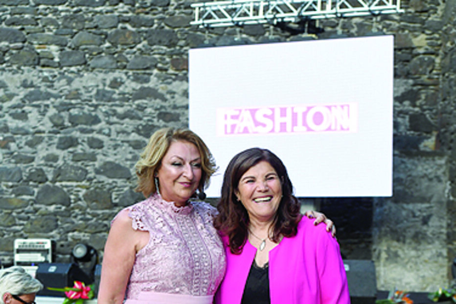 Maya com Dolores, mãe de Elma