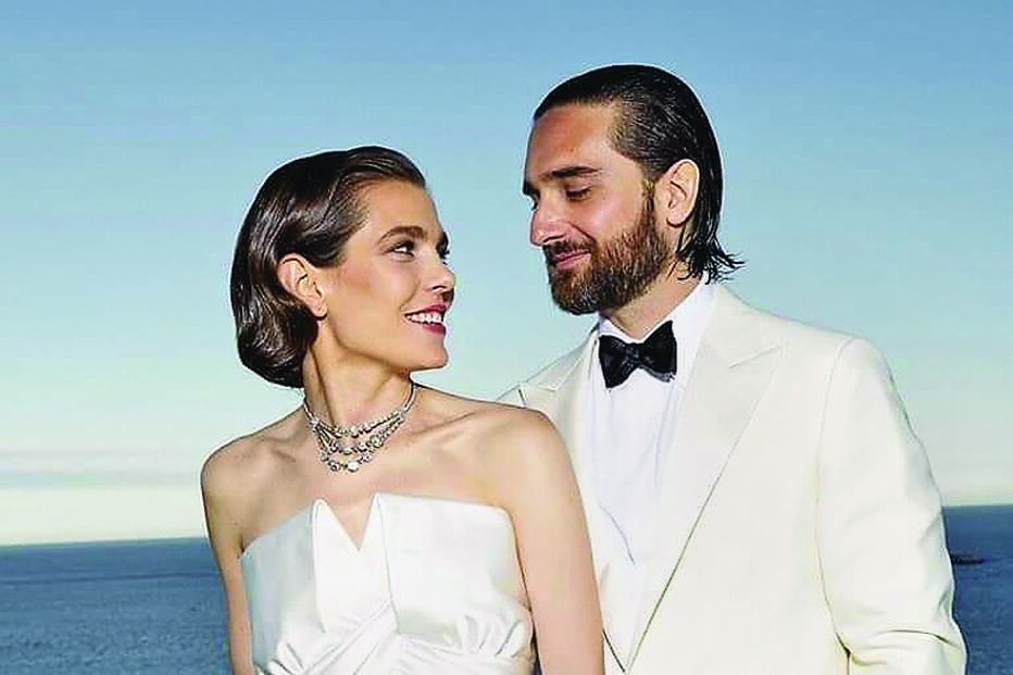 Charlotte com o vestido Chanel e o colar Cartier da avó