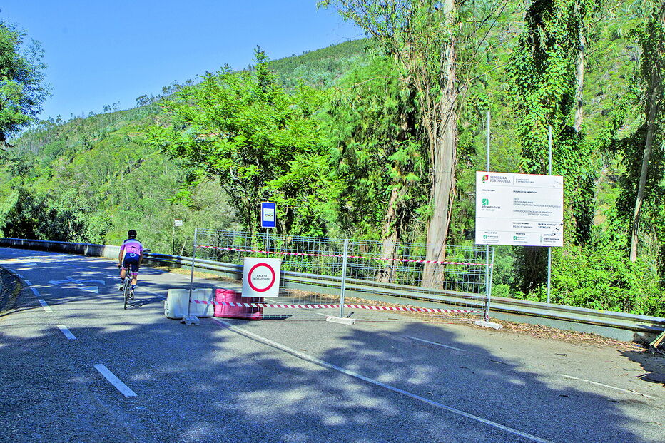 Trânsito está proibido numa extensão de um quilómetro e meio, numa das principais vias entre Coimbra e Penacova