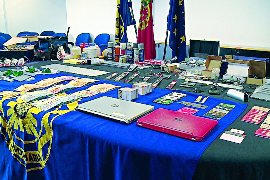 Dinheiro (27 mil euros) e material usado no fabrico de cartões foram apreendidos pela PJ do Porto