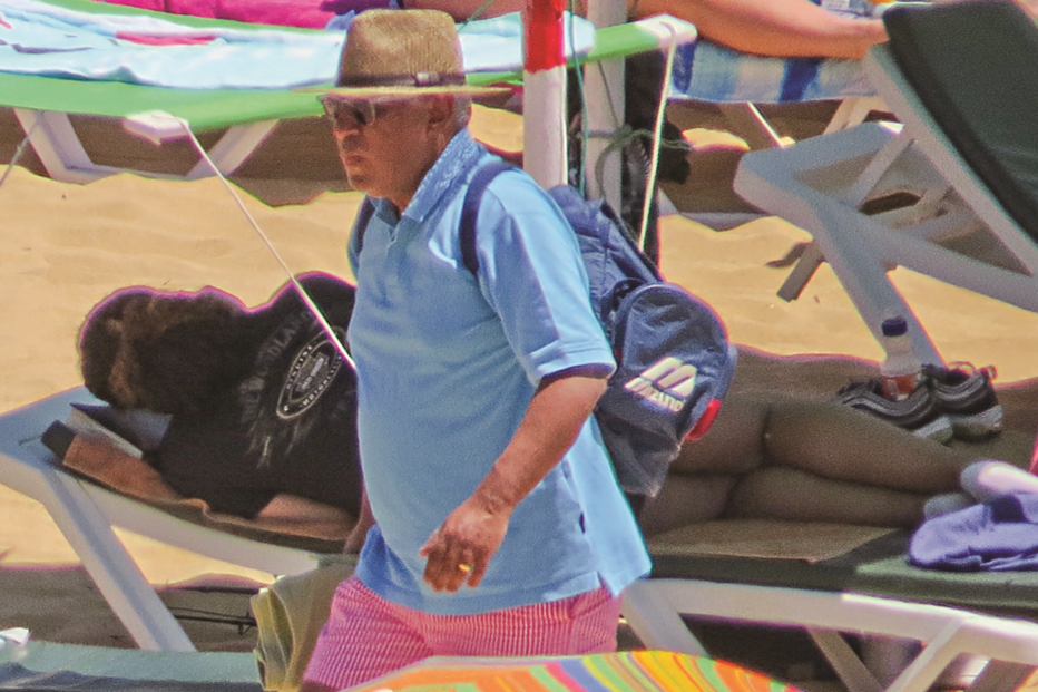 António Costa na praia com a mulher