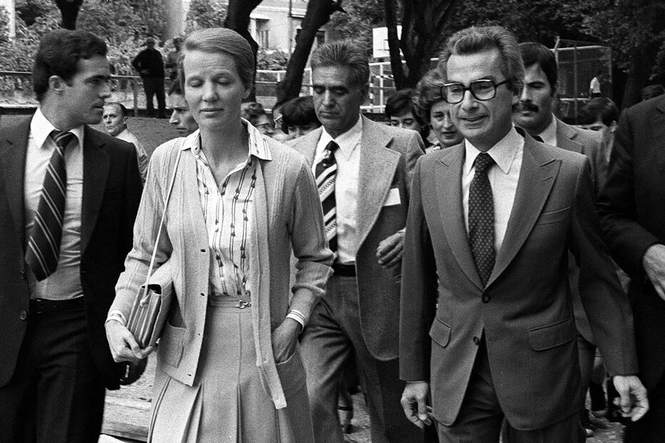 Snu Abecassis e Francisco Sá Carneiro dirigem-se para a Assembleia de voto rodeados por jornalistas 05/10/1980 