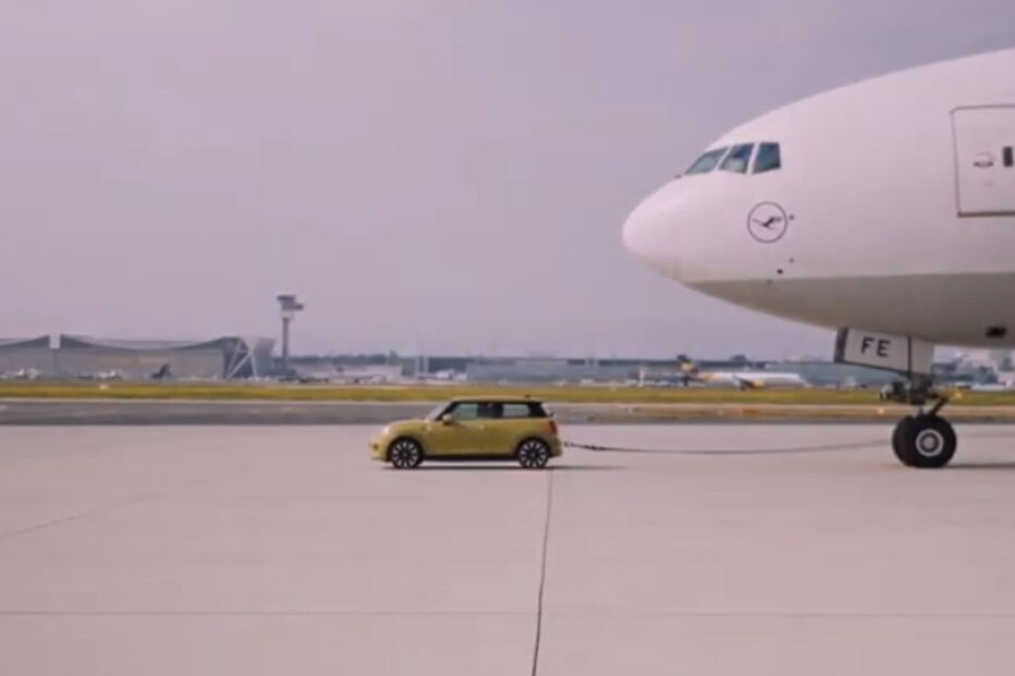Novo modelo elétrico MINI Cooper SE a rebocar um avião de carga Boeing 777F durante 45 segundos