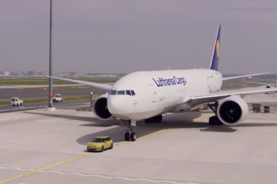 Novo modelo elétrico MINI Cooper SE a rebocar um avião de carga Boeing 777F durante 45 segundos