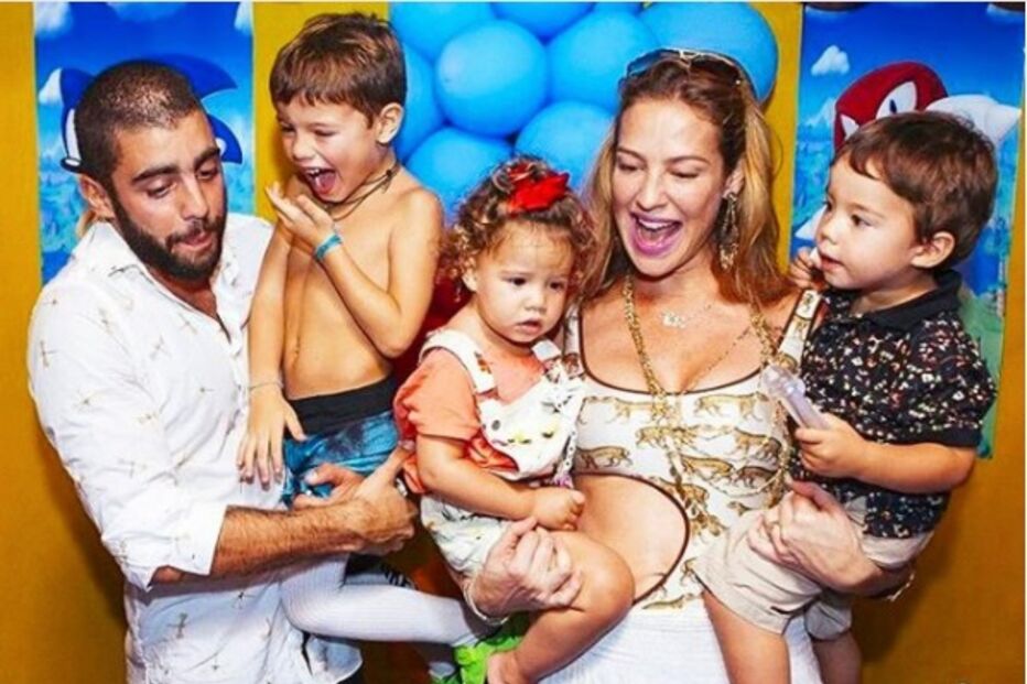 O ex-casal com os filhos