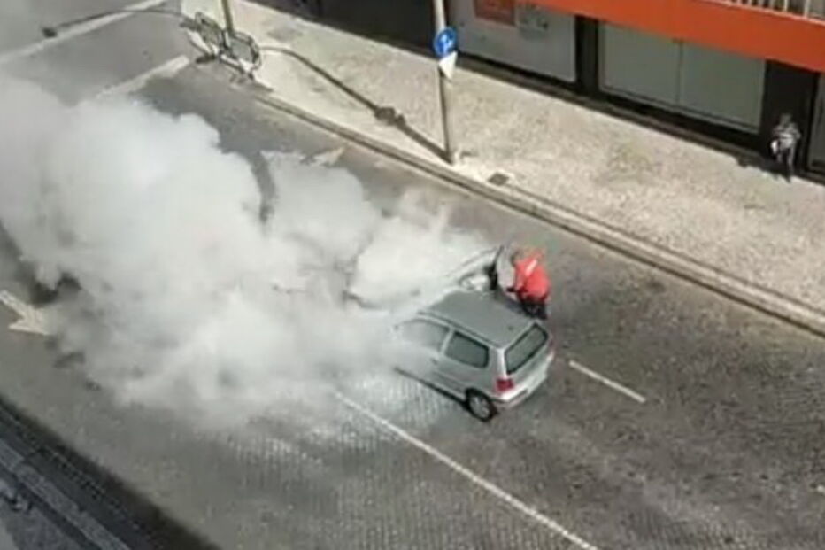 Carro em chamas causa o pânico em rua de Braga