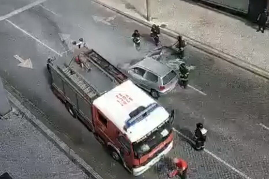Carro em chamas causa o pânico em rua de Braga