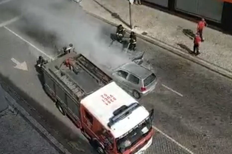 Carro em chamas causa o pânico em rua de Braga