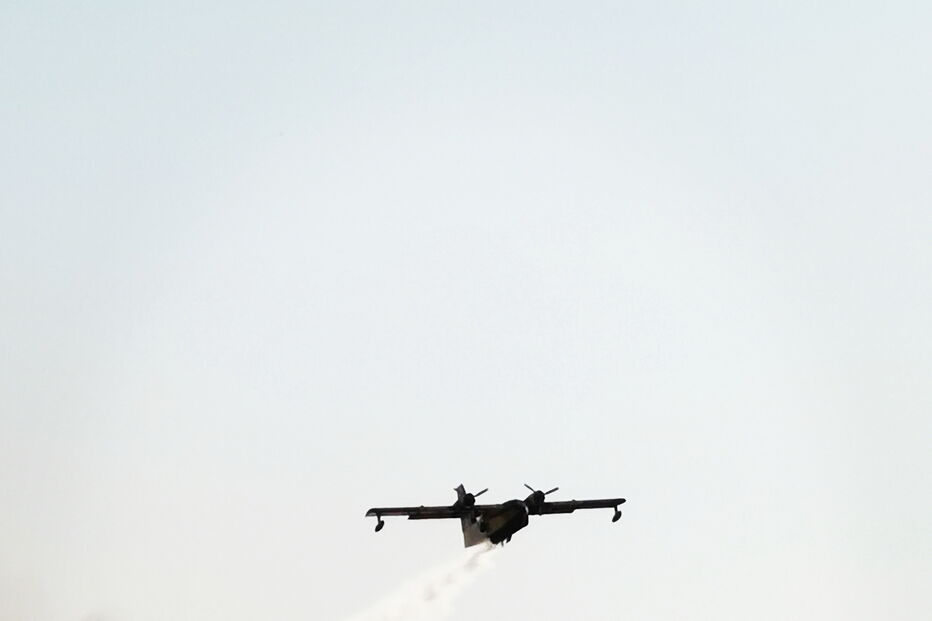 Meios aéreos combatem incêndio no Alandroal