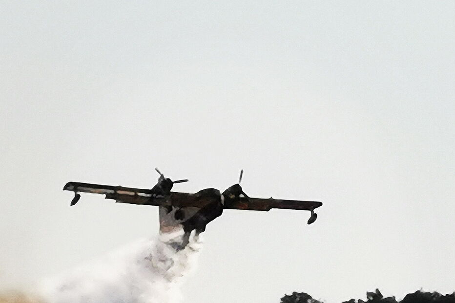 Meios aéreos combatem incêndio no Alandroal